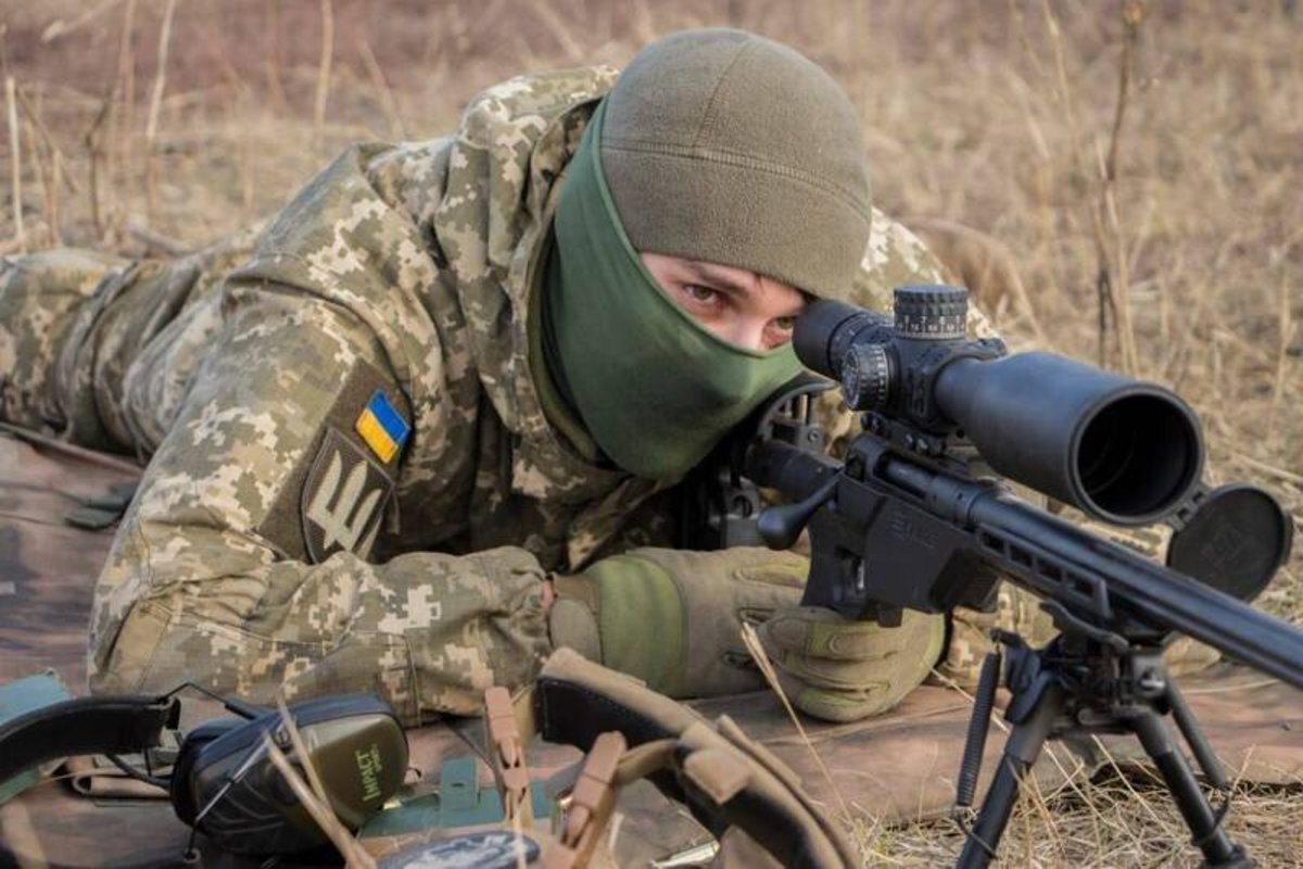 فیلم| دقت تک‌تیرانداز اوکراینی در هدف قرار دادن آینه سرباز روسی