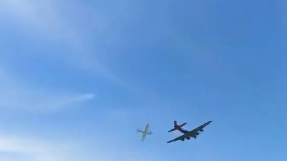 فیلم| برخورد یک هواپیما با بمب افکن بی ۱۷ در آسمان