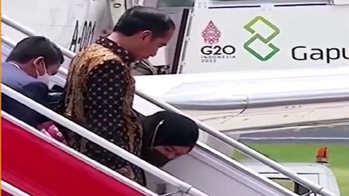 فیلم| لحظه سقوط بانوی اول اندونزی روی پلکان هواپیما