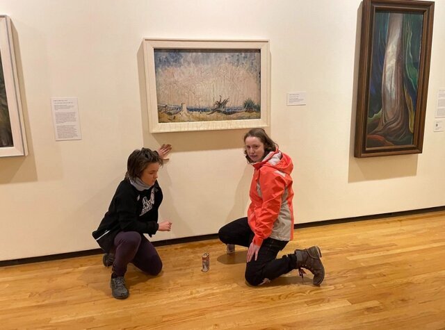 باز هم حمله معترضان به تابلو‌های نقاشی