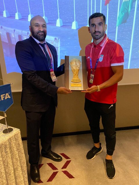 اهدای لوح ششمین حضور ایران در جام جهانی فوتبال به کاپیتان تیم ملی اهدای لوح ششمین حضور ایران در جام جهانی فوتبال به کاپیتان تیم ملی