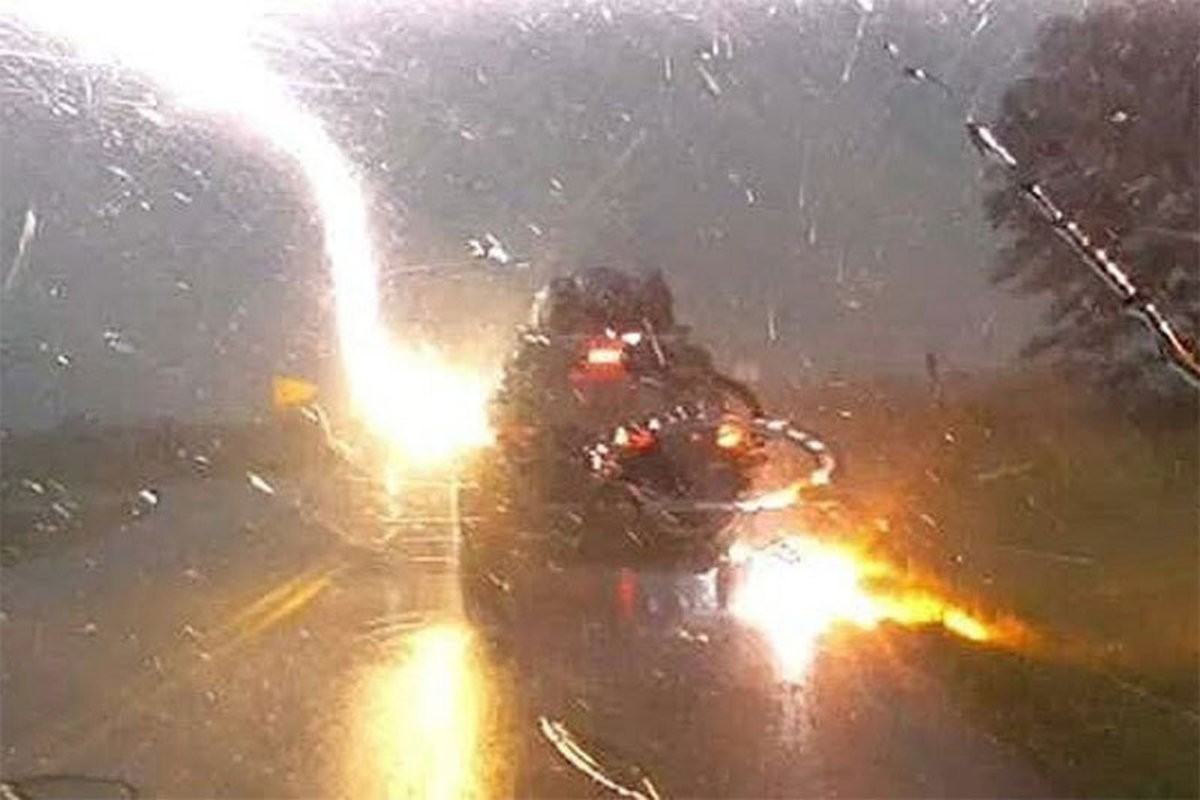 فیلم| لحظه هولناک برخورد شدید صاعقه هنگام رعد و برق به یک ماشین