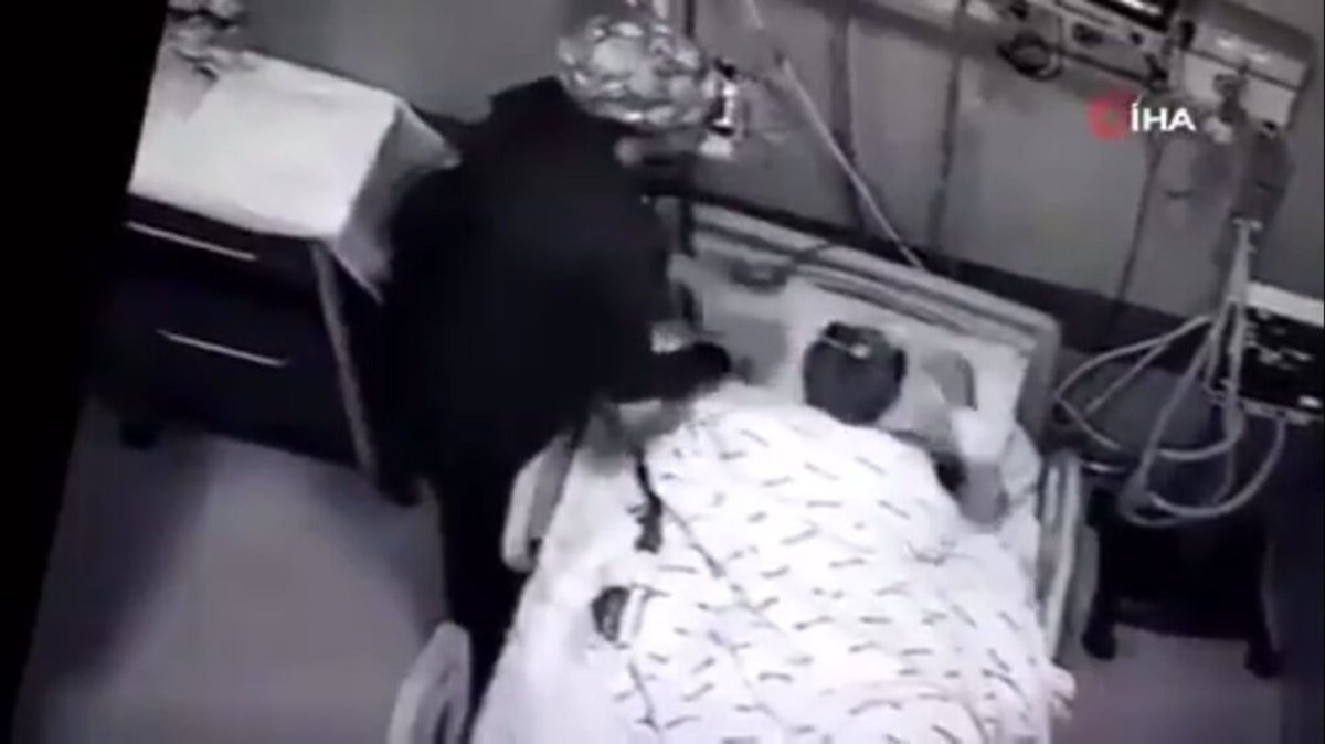 فیلم| تصاویر تکان‌دهنده از برخورد غیرانسانی با یک بیمار روی تخت بیمارستان