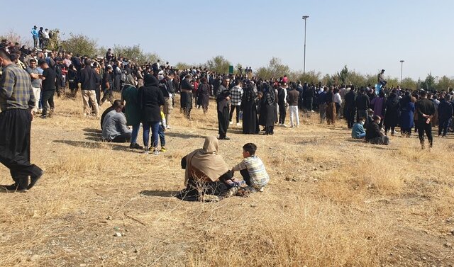 چهلم ژینا/ پلاکارد برای سلبریتیهایی که نیامده بودند/ از پرچم تجزیهطلبی تا شعار برای ایران چهلم ژینا/ پلاکارد برای سلبریتیهایی که نیامده بودند/ از پرچم تجزیهطلبی تا شعار برای ایران