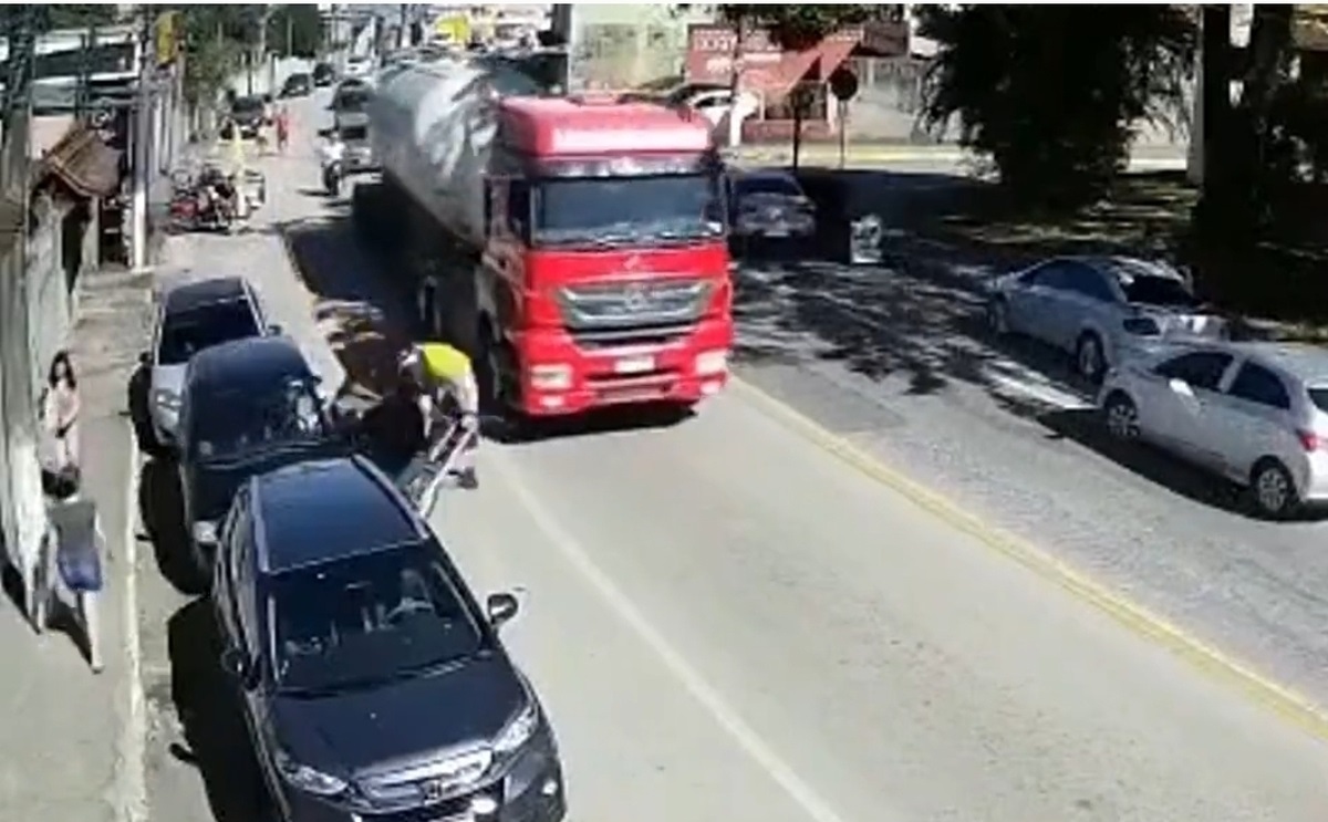 فیلم| موتورسوار با بی‌احتیاطی راننده خودرو زیر تریلی رفت!