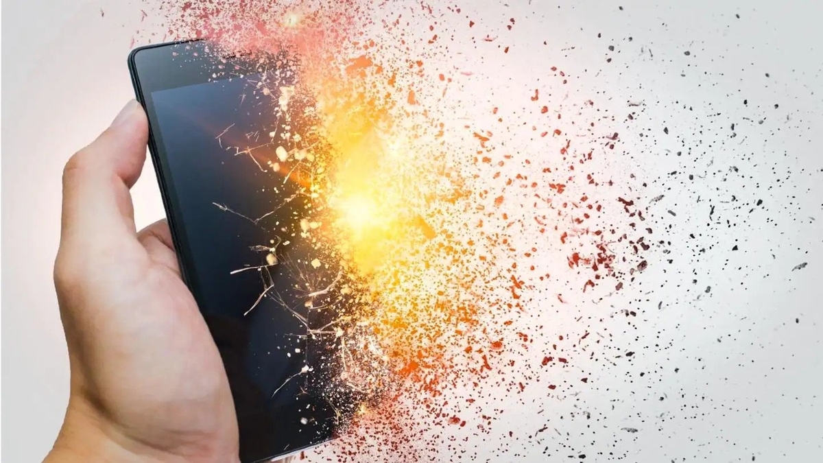 فیلم| انفجار باتری موبایل هنگام تعمیر