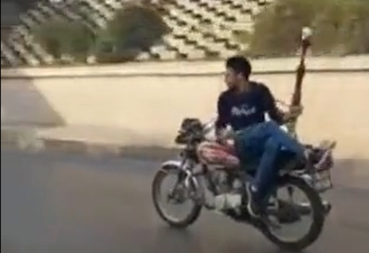 فیلم| قلیان کشیدن جنون‌آمیز یک جوان روی موتور در اتوبان مشهد!