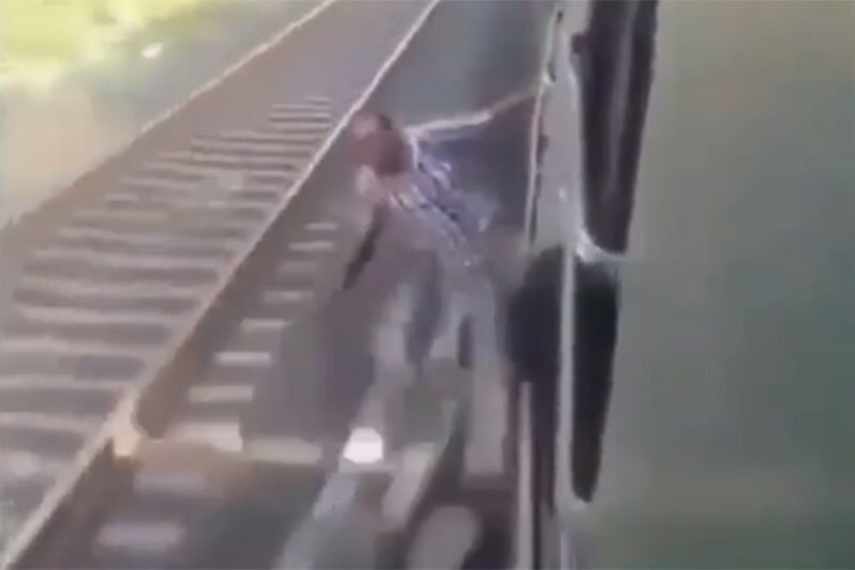 فیلم| نتیجه هولناک آویزان شدن از قطار در حال حرکت