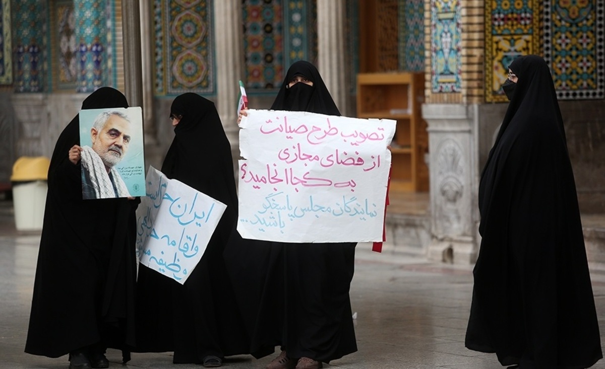 تصاویر| تحصن زنان قمی علیه بی حجابی