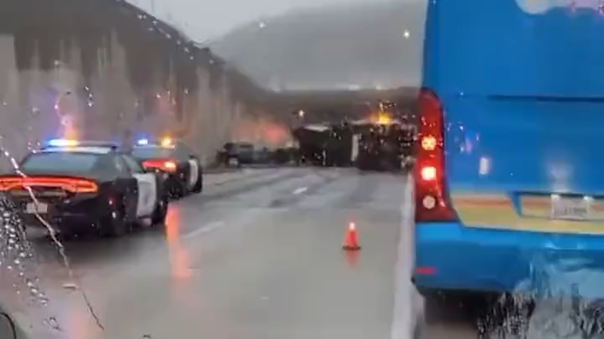 فیلم| لحظه سقوط کامیون از بالای پل