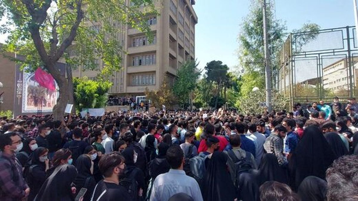 تمسخر مطالبات جنبش دانشجویی در روزنامه کیهان؛ از مطالبه آزادی مطبوعات به آزادی پوشیدن رکابی رسیده‌اند!