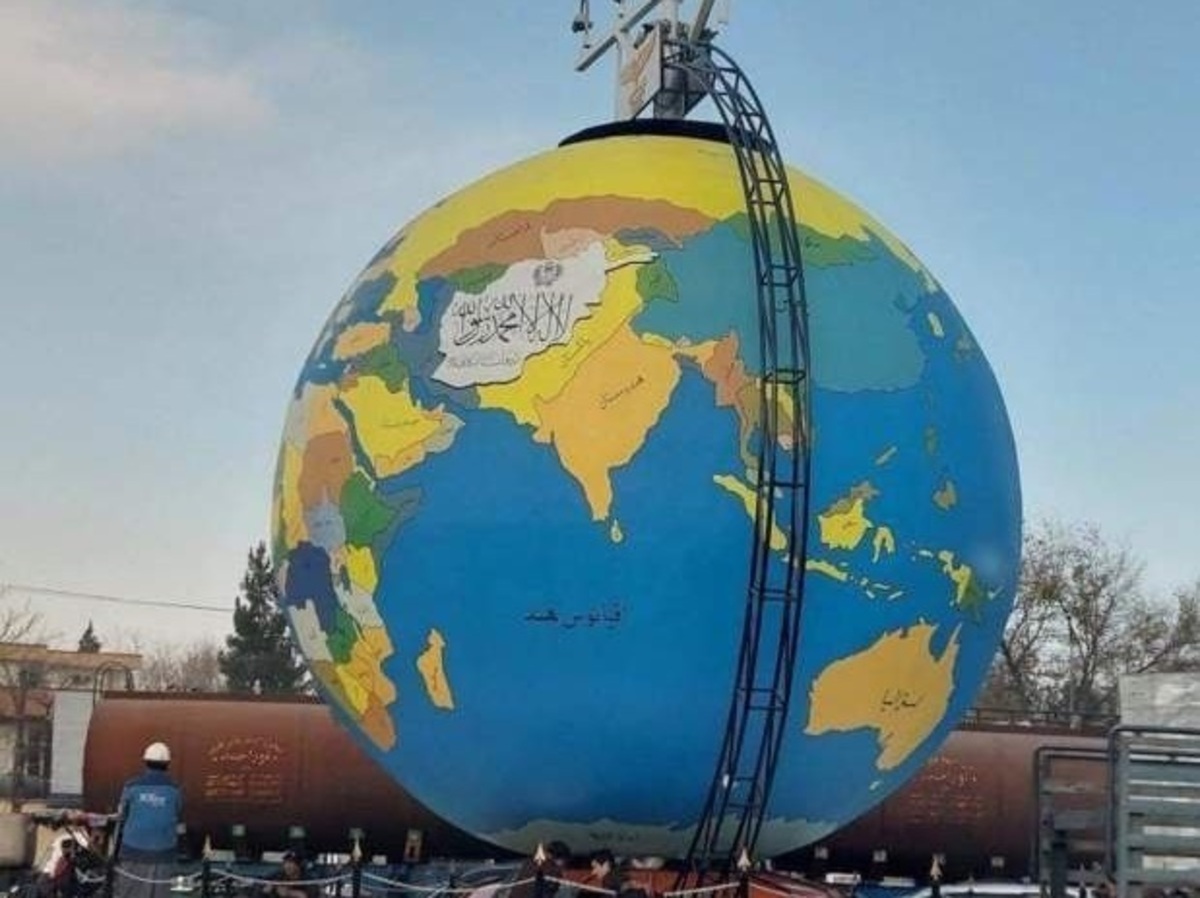 نصب «کره زمین» عجیب در کابل؛ طالبان ایران را کوچک کرد