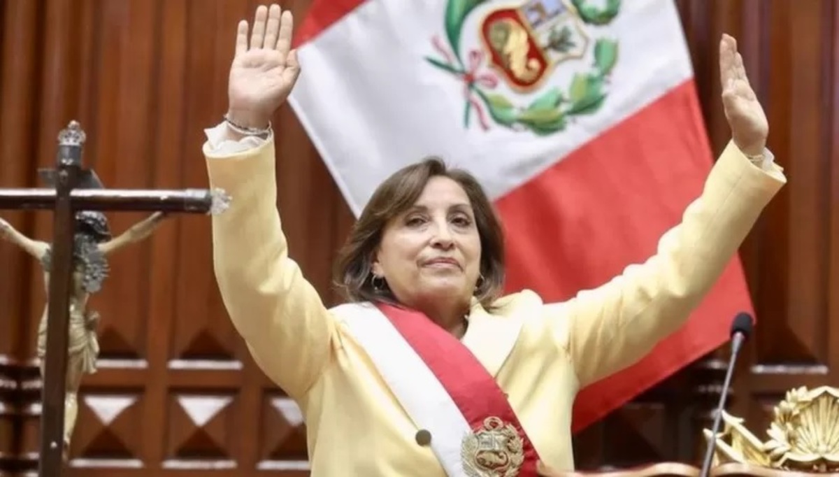 دینا بولارته به عنوان نخستین رئیس‌جمهور زن پرو سوگند یاد کرد