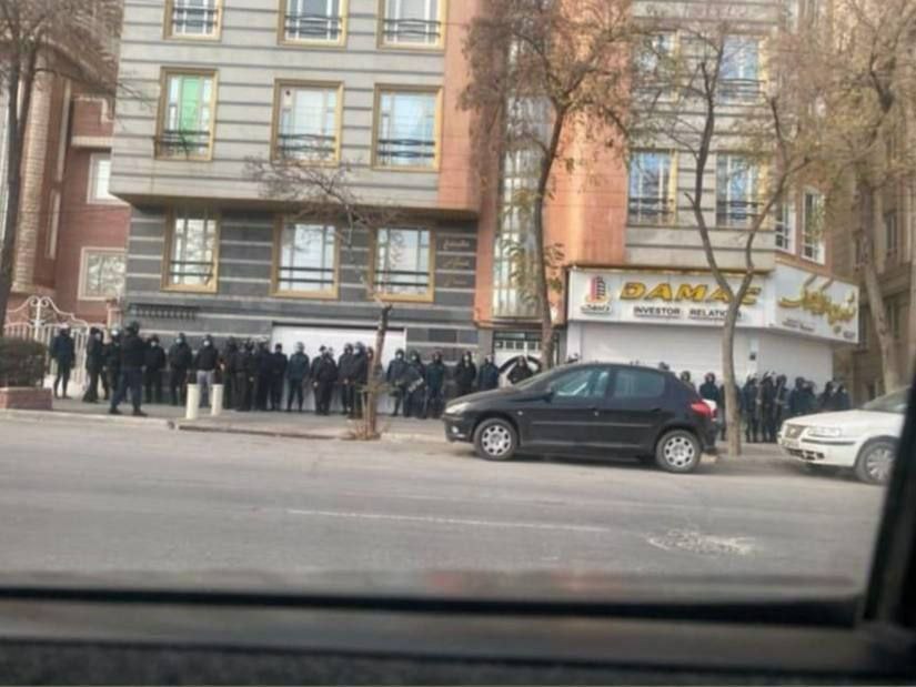 حضور نیروهای امنیتی در اطراف خانه مهرشاد شهیدی و قبرستان در اراک حضور نیروهای امنیتی در اطراف خانه مهرشاد شهیدی و قبرستان در اراک