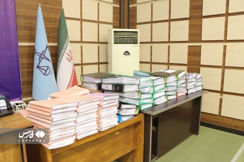 تصاویر| پرونده اتهامات شهردار سابق ارومیه که با وانت به دادگاه آوردند تصاویر| پرونده اتهامات شهردار سابق ارومیه که با وانت به دادگاه آوردند