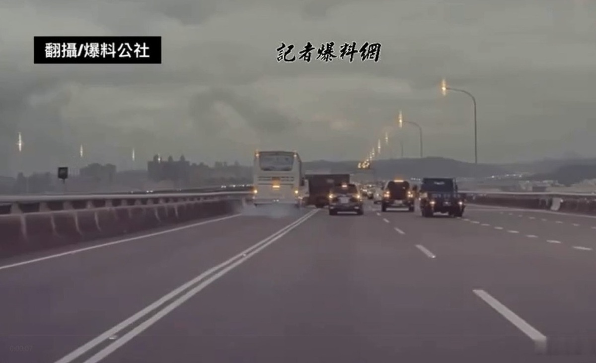 فیلم| انحراف یک کامیون و تصادف شدید با کامیون