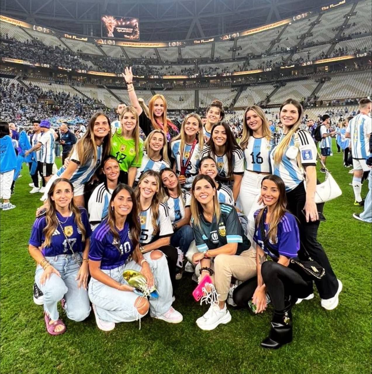 عکس یادگاری همسران بازیکنان آرژانتین در جشن قهرمانی جام جهانی