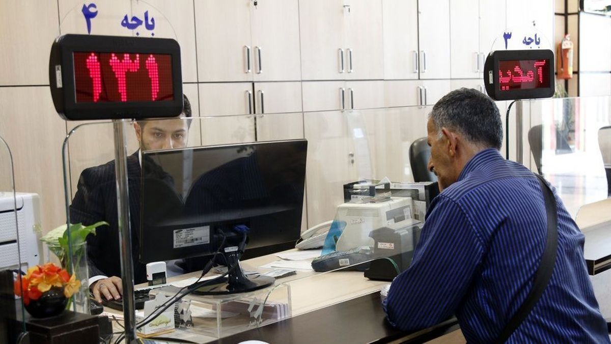 بخشنامه مشهدی‌ها در قم اجرا شد؛ برکناری مدیر بانک به خاطر بی‌حجابی مراجعه کننده