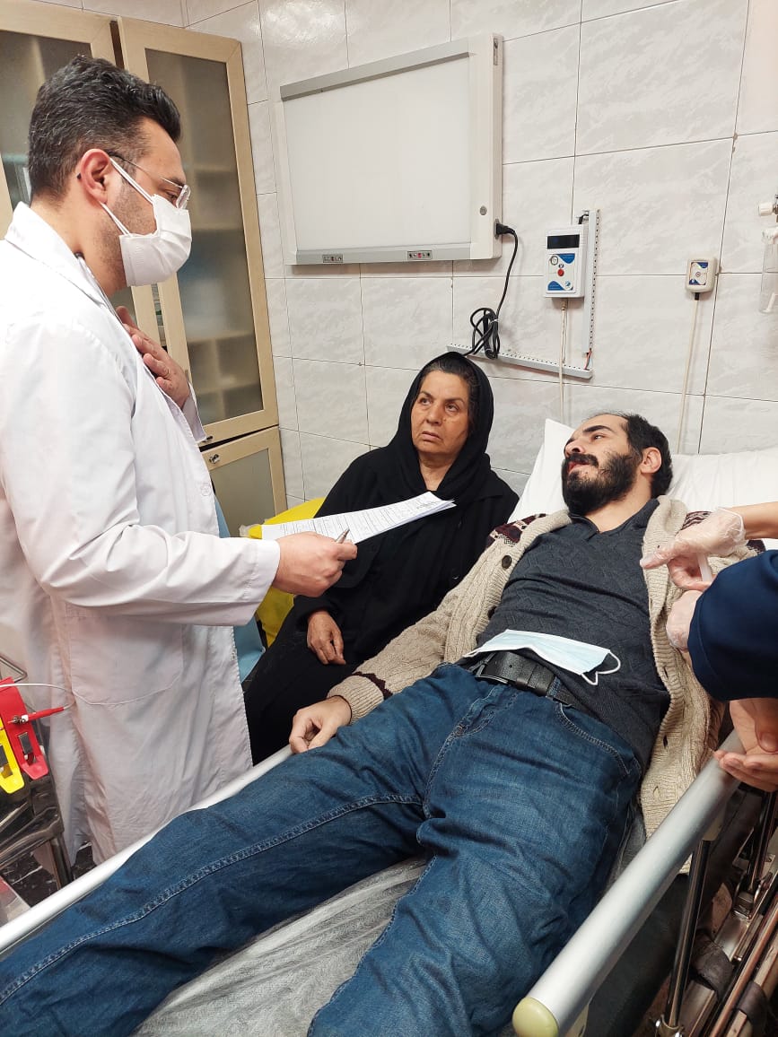 اولین تصویر از حسین رونقی بعد از آزادی در بیمارستان