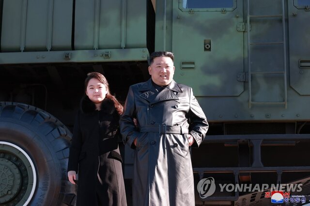 اون در کنار دخترش: کره شمالی می‌خواهد قوی‌ترین نیروی اتمی جهان باشد