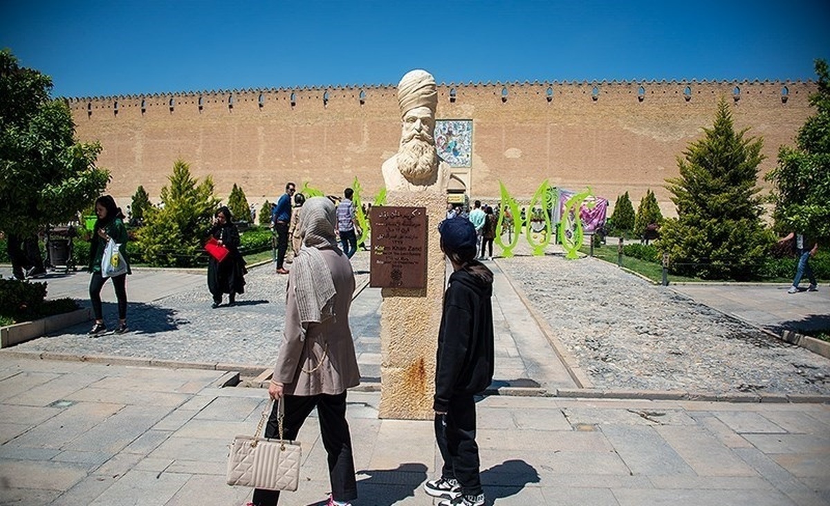 تصاویر| بازدید مسافرین نوروزی از مجموعه تاریخی زندیه شیراز