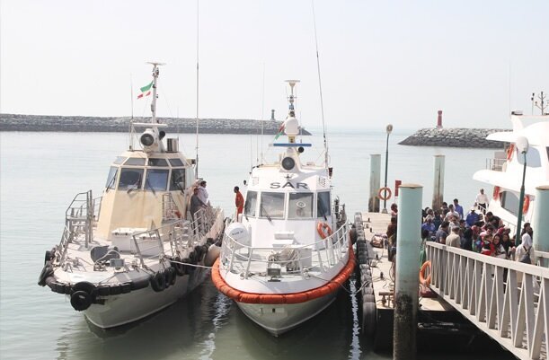 نجات جان 12 نفر گردشگر دریایی در بندر لنگه