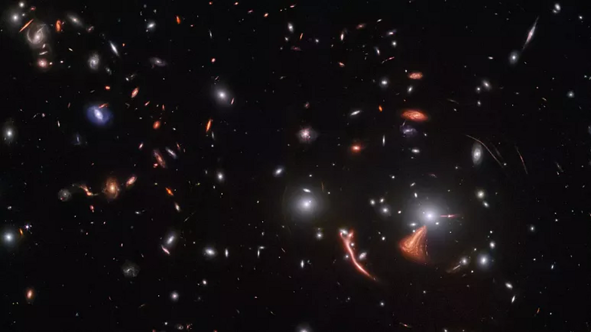 تصویر خیر‌ه‌کننده جیمز وب از خمیدگی فضا-زمان در فاصله ۶.۳ میلیارد سال نوری زمین