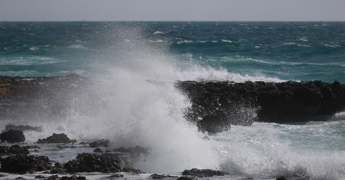 تصاویر| طبیعت زیبای موج و صخره در جزیره کیش
