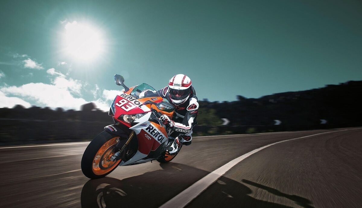 فیلم| لحظه تصادف یک موتورسوار در حین پخش زنده اینترنتی!