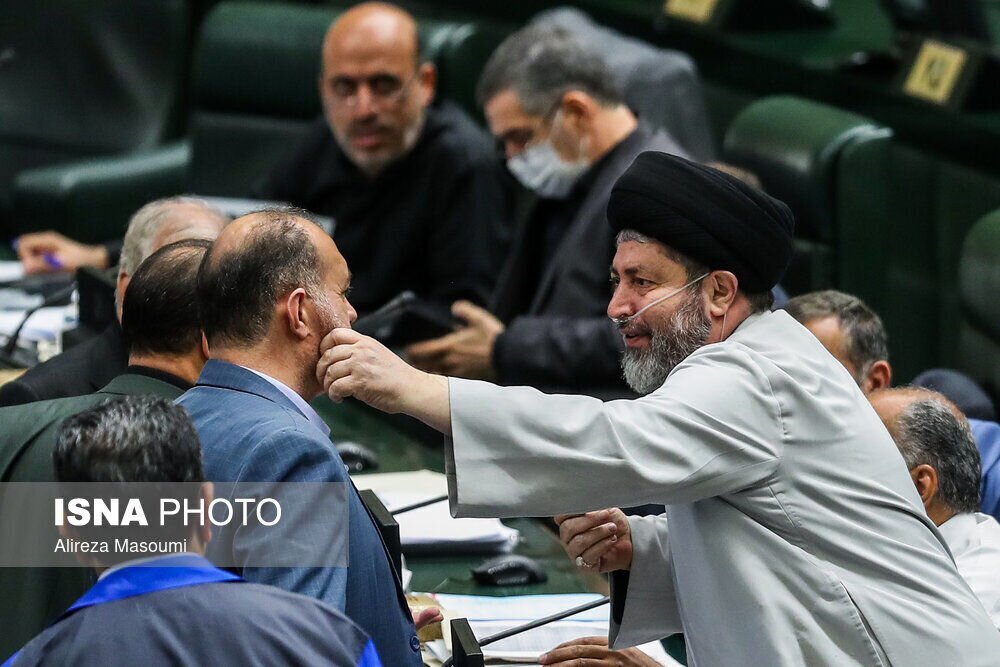 عکس/ شوخی عجیب یک نماینده مجلس در صحن علنی