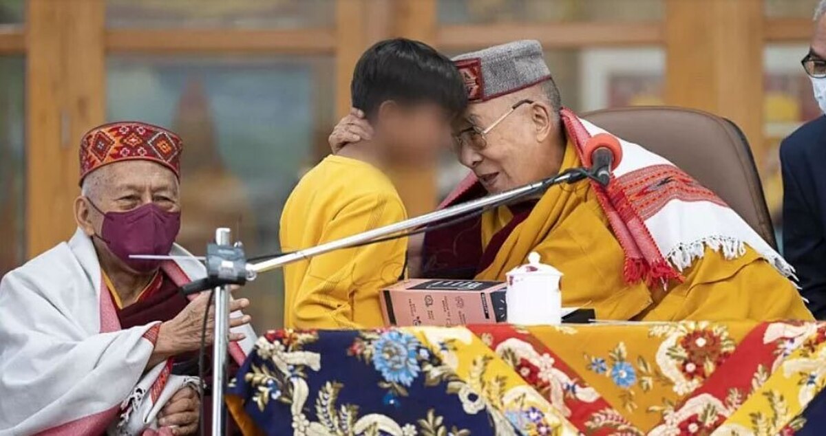 عذرخواهی دالایی لاما به خاطر رفتار نامناسب با یک پسربچه