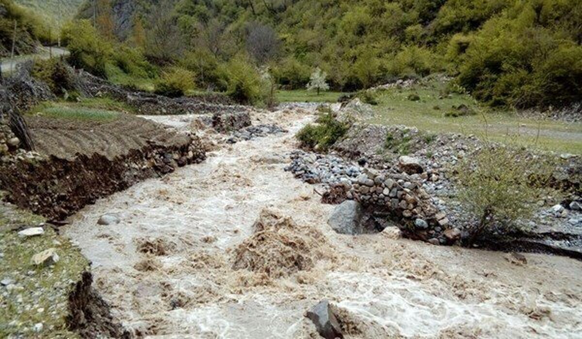 مسدود شدن راه ارتباطی چند روستا با طغیان رودخانه در مرزن آباد