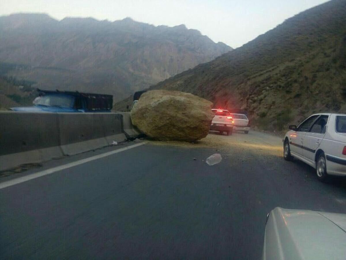 جاده کرج چالوس به دلیل سقوط سنگ بسته شد