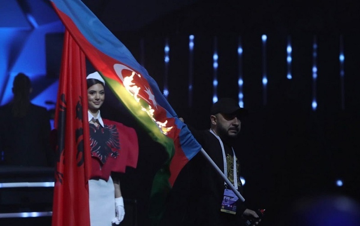 فیلم| آتش زدن پرچم آذربایجان در مسابقات وزنه‌برداری؛ حرکت جنجالی یک شهروند ارمنستان
