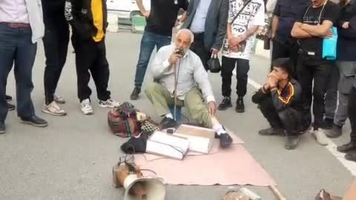 فیلم| بازگشت معرکه‌گیری نمایش مار در میدان صنعت تهران