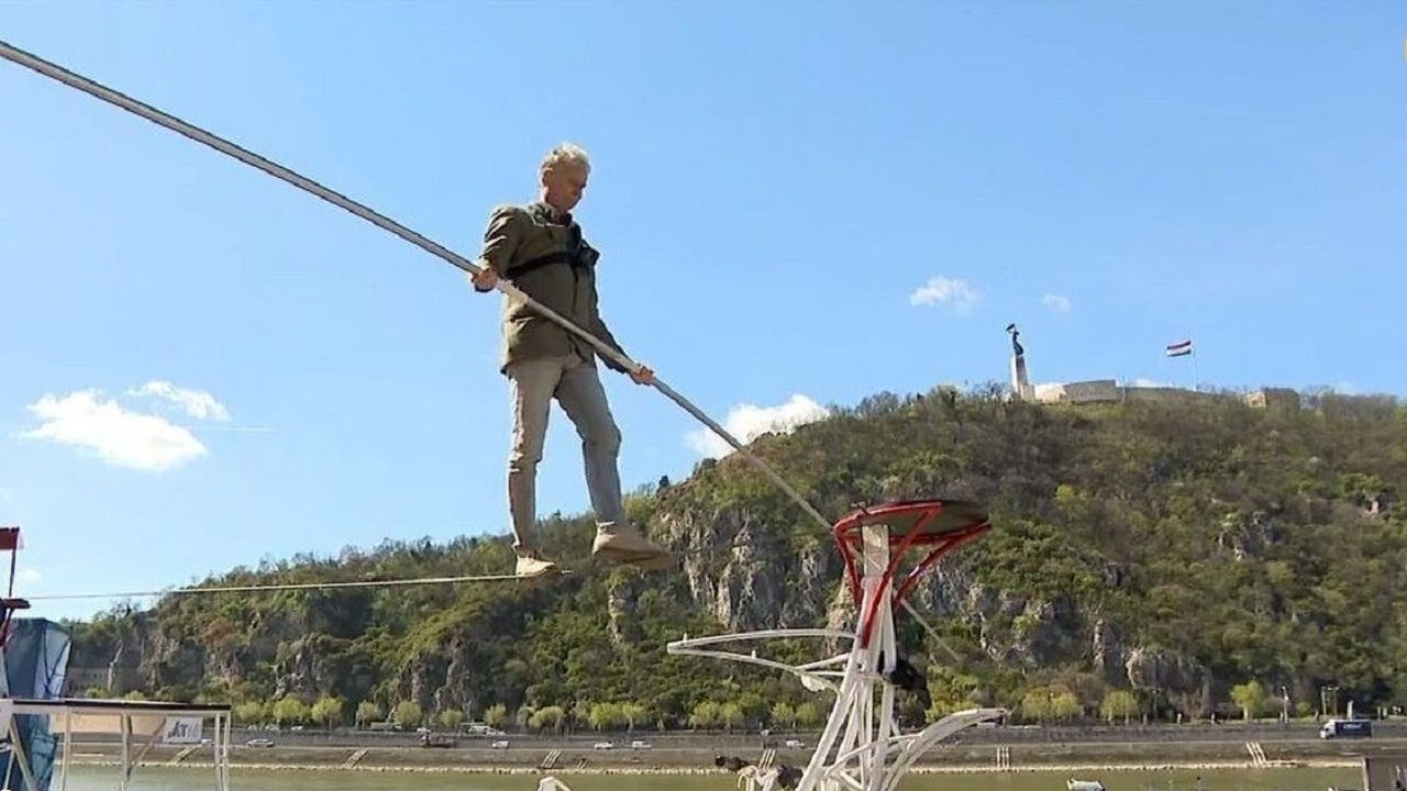 فیلم| هنرنمایی بندباز مجارستانی بر فراز رود