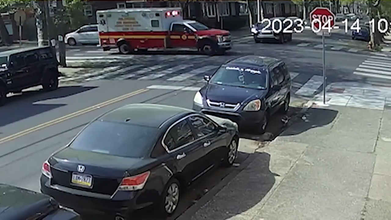 فیلم| برخورد یک خودروی شاسی بلند با آمبولانس