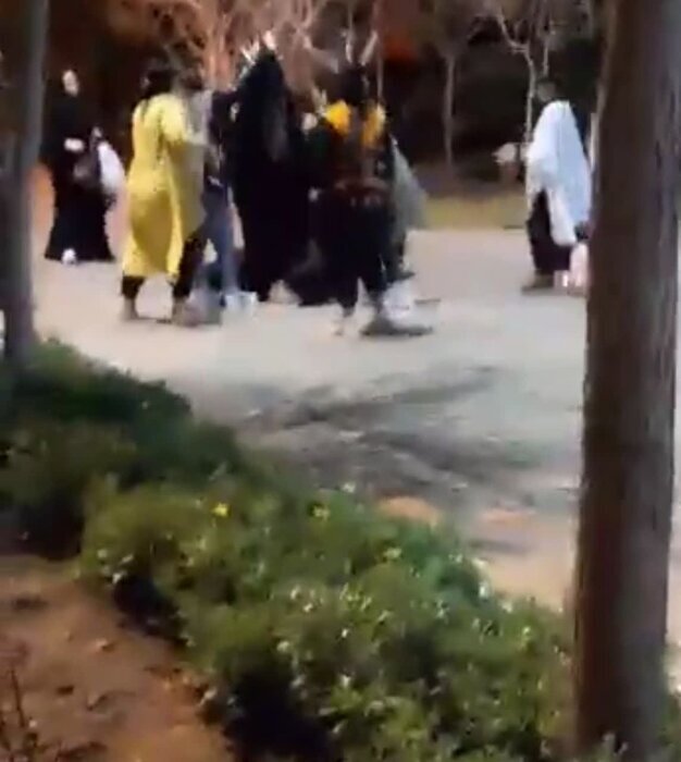عکس| درگیری شدید بر سر حجاب در قم/ چندین نفر بازداشت شدند