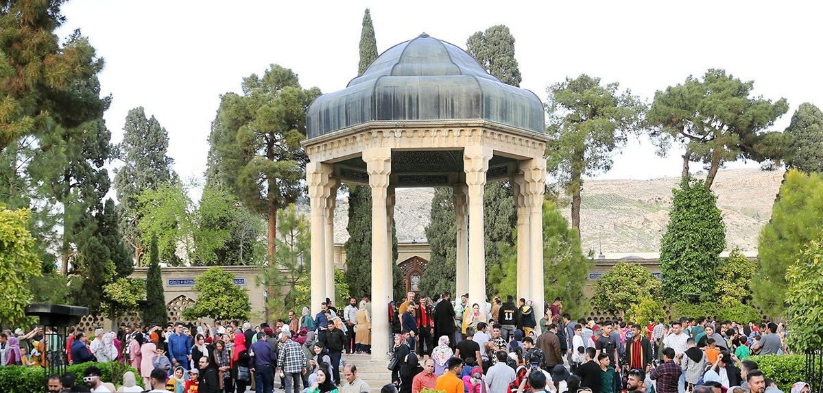 تصاویر| گردشگران نوروزی در باغ ارم و حافظیه