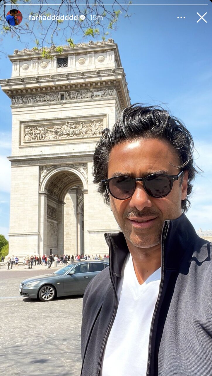 عکس| سلفی فرهاد مجیدی در میدان معروف پاریس