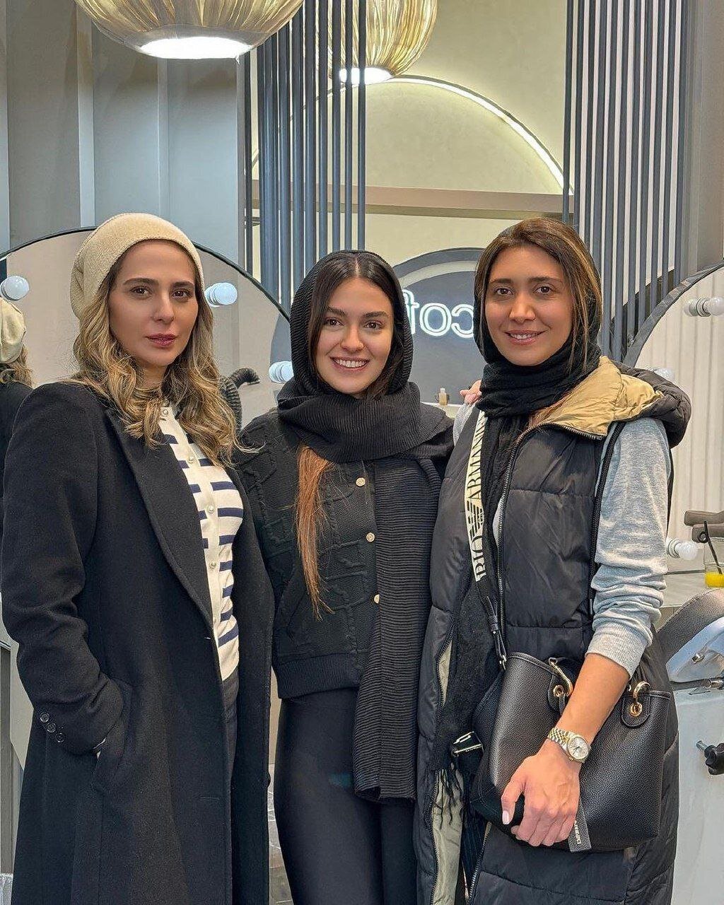 عکس| استایل جالب رعنا آزادی‌ور در کنار نیکی مظفری و آرایشگرش
