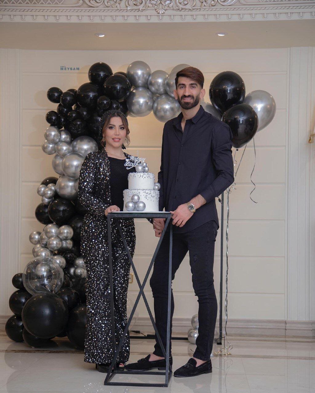 عکس| استایل سیاه‌وسفید بیرانوند در جشن تولد همسرش؛ با کفش در خانه