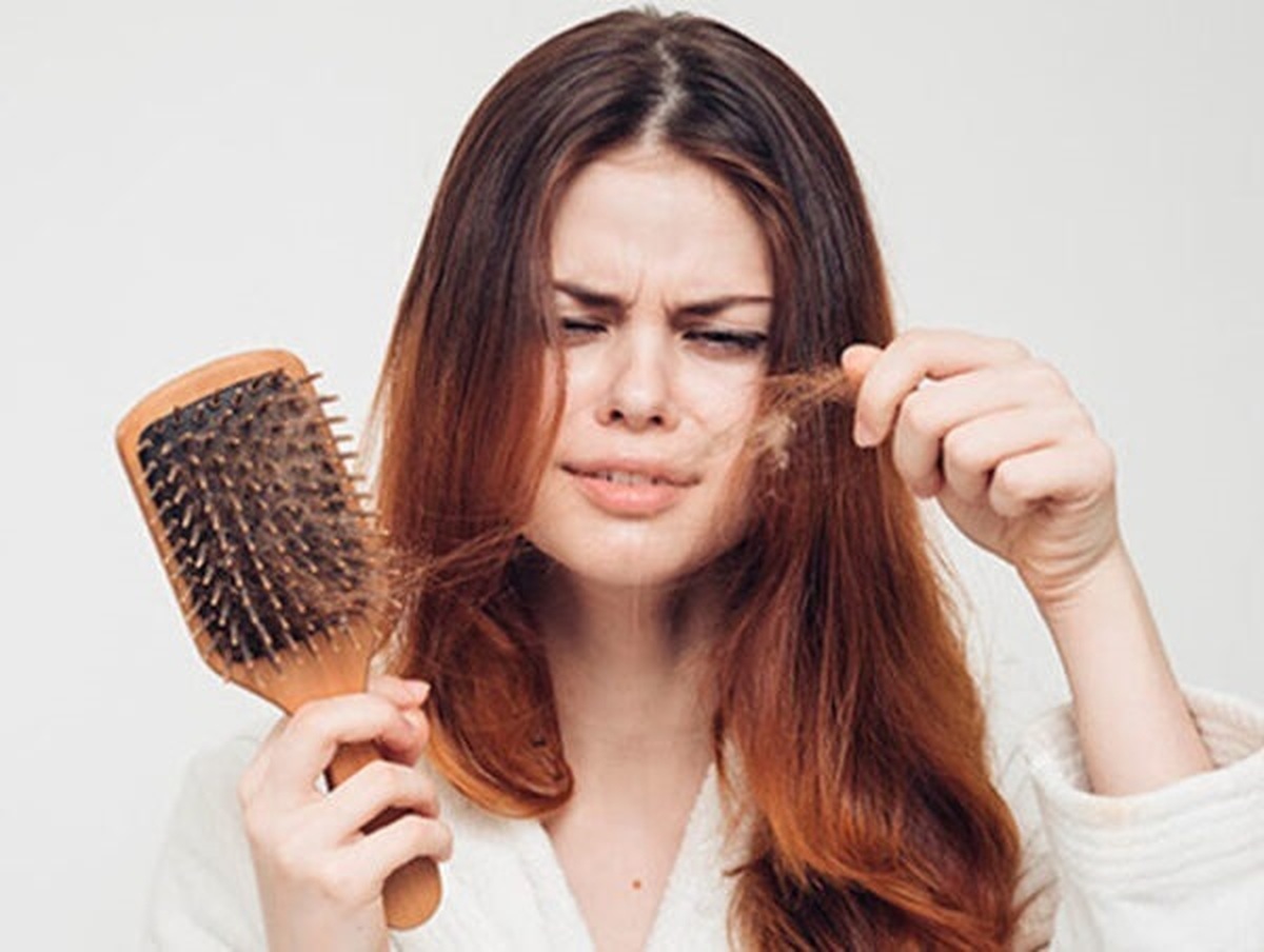ریزش مو در زنان نشانه ابتلای آن‌ها به این بیماری هاست