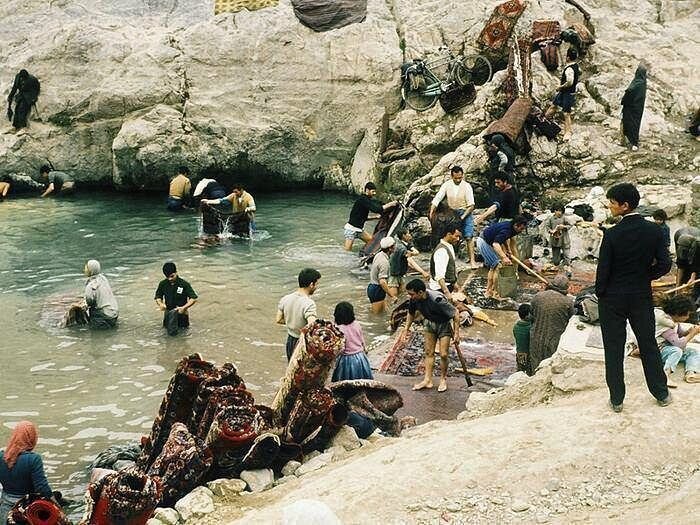 عکس| شستشوی فرش در آستانه نوروز در شهر ری ۵۰ سال پیش
