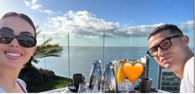 عکس| حمام آفتاب رونالدو کنار جورجینا قبل از تقابل با مسی