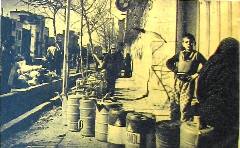 عکس| صفِ پیت‌های نفت در یکی از خیابان‌های تهران در دی‌ماه ۵۷