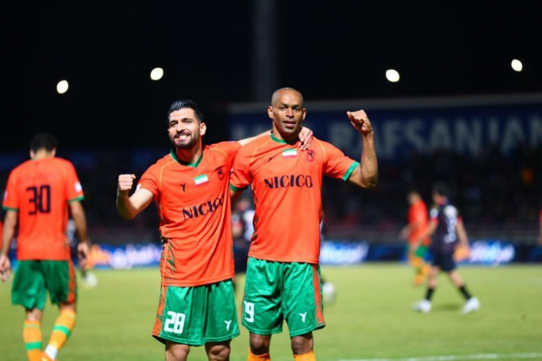 عکس| پیرمرد لیگ از نفس نمیافتد عکس| پیرمرد لیگ از نفس نمیافتد