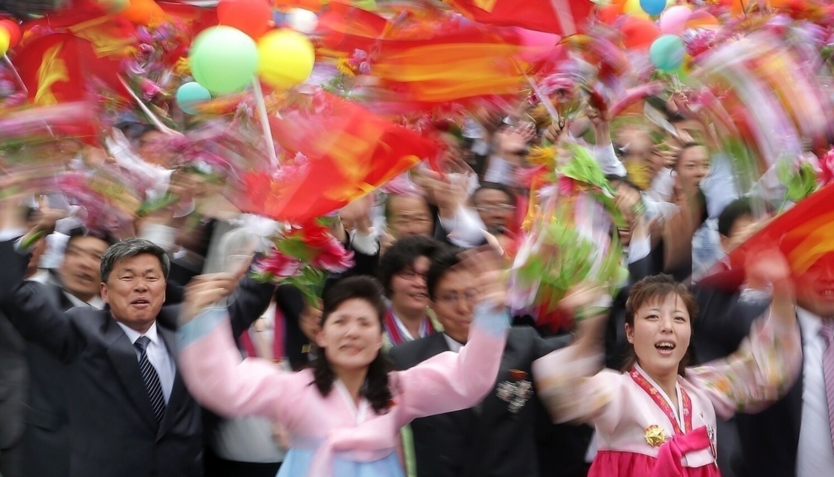 فیلم| رقص و پایکوبی مردم کره شمالی در جشن آغاز سال نو