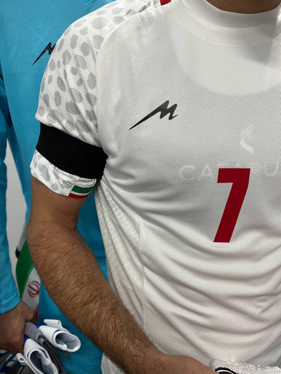 حاشیه بازی ایران و بورکینافاسو| بستن بازوبند مشکی و ادای احترام تیم ملی به شهدای حمله تروریستی کرمان حاشیه بازی ایران و بورکینافاسو| بستن بازوبند مشکی و ادای احترام تیم ملی به شهدای حمله تروریستی کرمان