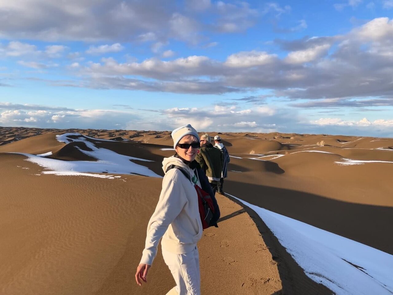 عکس| فرشته حسینی با چهره‌ای خندان در دل کویر